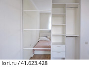 Built-in modern wardrobe with a mirror in the bedroom. Стоковое фото, фотограф Андрей Журавлев / Фотобанк Лори