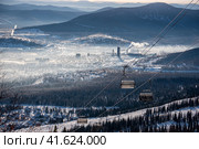 Шерегеш. Вид на горнолыжный подъемник и поселок (2022 год). Редакционное фото, фотограф Свитич Олег / Фотобанк Лори