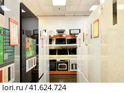 Moscow, Russia - Oct 19. 2023. Electric cooktop and refrigerators in DNS network store selling household appliances in Zelenograd. Редакционное фото, фотограф Володина Ольга / Фотобанк Лори