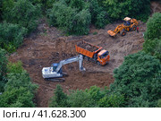Top view of a park with green trees in which construction equipment works - July 10, 2020, Moscow, Russia. Редакционное фото, фотограф Андрей Журавлев / Фотобанк Лори