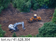 Road construction in the forest with green trees, top view - July 10, 2020, Moscow, Russia. Редакционное фото, фотограф Андрей Журавлев / Фотобанк Лори