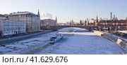 Прогулочный теплоход плывет по реке зимой, разбивая лед. Москва (2023 год). Редакционное фото, фотограф Елена Орлова / Фотобанк Лори
