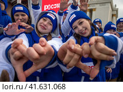 Подростки, активисты Движения Первых во время у Главной сцены во время проведения выставки-форума "Россия" на территории выставочного комплекса ВДНХ в городе Москве, Россия (2023 год). Редакционное фото, фотограф Николай Винокуров / Фотобанк Лори