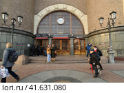 Moscow, Russia - Nov 1. 2023. The main entrance to Yaroslavsky railway station. Редакционное фото, фотограф Володина Ольга / Фотобанк Лори