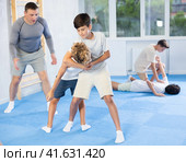 Teenagers practicing inverted facelock self-defense technique in training bout. Стоковое фото, фотограф Яков Филимонов / Фотобанк Лори