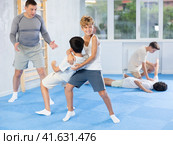 Teenagers practicing inverted facelock self-defense technique in training bout. Стоковое фото, фотограф Яков Филимонов / Фотобанк Лори