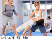 Teens applying inverted headlock in sparring during self-defense training. Стоковое фото, фотограф Яков Филимонов / Фотобанк Лори