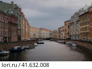 Saint Petersburg, Russia, 30.04.2023: Moika River embankment and Singing Bridge on a cloudy spring morning. Редакционное фото, фотограф Ula Ulachka / Фотобанк Лори