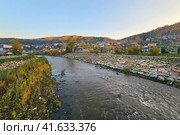 The Mayma River. Evening village on the banks of a mountain river. Rustic landscape.  Rocky bed of the river flowing through the village. Gorno-Altaisk. Стоковое фото, фотограф Саблин Станислав / Фотобанк Лори