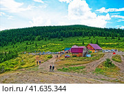 Туристы на перевале Кату-Ярык. Горный Алтай. (2023 год). Редакционное фото, фотограф Макаров Алексей / Фотобанк Лори