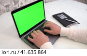 Man typing text on laptop. Сhromakey. Стоковое видео, видеограф Антон Колмаков / Фотобанк Лори