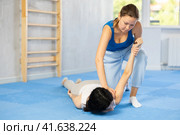 she skillfully applied pronating wristlock. Стоковое фото, фотограф Яков Филимонов / Фотобанк Лори
