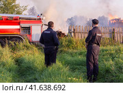 Россия, Тверская область, деревня Ранцево - июль 2021 года.На место пожара прибыли сотрудники полиции. Пожар в деревне. Чрезвычайная ситуация. Стоковое фото, фотограф Мария / Фотобанк Лори