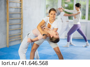 Young woman practicing inverted headlock in sparring guring self-defence training. Стоковое фото, фотограф Яков Филимонов / Фотобанк Лори