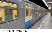 Станция метро Пражская, прибытие поезда. Московский метрополитен, Россия (2023 год). Редакционное видео, видеограф Щеголева Ольга / Фотобанк Лори