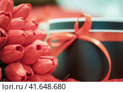 gift surprise bouquet red tulips. Стоковое фото, фотограф Артем Курутин / Фотобанк Лори