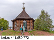 Храм в честь святителя Николая Чудотворца рядом с паромной переправой. Посёлок Вознесенье Подпорожского района Ленинградской области (2023 год). Редакционное фото, фотограф Румянцева Наталия / Фотобанк Лори