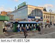 Moscow, Russia - Nov 1. 2023. The entrance to suburban electric train at Yaroslavsky railway station. Редакционное фото, фотограф Володина Ольга / Фотобанк Лори