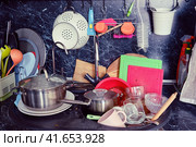 Cooking utensils after cooking and feast dumped not washed in the sink. Стоковое фото, фотограф Андрей Журавлев / Фотобанк Лори