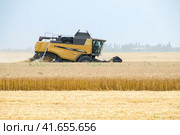 Combain collects on the wheat crop. Agricultural machinery in the field. (2016 год). Редакционное фото, фотограф Леонид Еремейчук / Фотобанк Лори
