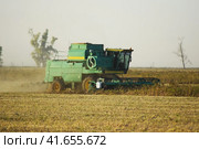 Soy harvesting by combines in the field. (2015 год). Редакционное фото, фотограф Леонид Еремейчук / Фотобанк Лори