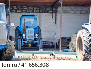 Tractor, standing in a row. Agricultural machinery. Стоковое фото, фотограф Леонид Еремейчук / Фотобанк Лори