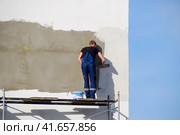 Plasterers Builders plastered wall in a commercial building. Wor. Стоковое фото, фотограф Леонид Еремейчук / Фотобанк Лори