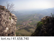 View of the road to San Marino from the mountain. Republic of San Marino in Italy, top view. (2014 год). Стоковое фото, фотограф Андрей Журавлев / Фотобанк Лори