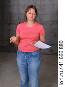 A woman with a notebook in a built house. Acceptance of a new apartment and search for corrections. Стоковое фото, фотограф Андрей Журавлев / Фотобанк Лори