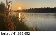 A very beautiful summer sunset over the Berezina river. Стоковое видео, видеограф IRYNA ZAKHARANKA / Фотобанк Лори