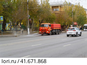 Волгоград, проспект Ленина, Россия. Осенняя уборка на улицах города. Специальная техника, машина на шасси КАМАЗ для полива и уборки улиц водой под высоким давлением (2023 год). Редакционное фото, фотограф Андрей Цыганков / Фотобанк Лори