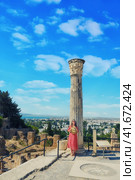 A woman near a column in the ruins of Carthage. Punic wars with Rome. Ruins at the Punic port. (2019 год). Стоковое фото, фотограф Андрей Журавлев / Фотобанк Лори