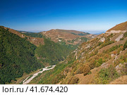 Чечня. Горная дорога к озеру Казеной-Ам. (2022 год). Стоковое фото, фотограф Рябков Александр / Фотобанк Лори