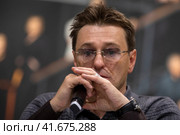 Народный артист, художественный руководитель Московского губернского театра Сергей Безруков во время творческой встречи со зрителями на ВДНХ в городе Москве, Россия (2023 год). Редакционное фото, фотограф Николай Винокуров / Фотобанк Лори