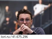 Народный артист, художественный руководитель Московского губернского театра Сергей Безруков во время творческой встречи со зрителями на ВДНХ в городе Москве, Россия (2023 год). Редакционное фото, фотограф Николай Винокуров / Фотобанк Лори