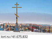 Большой поклонный крест возле северного города Анадырь. Смотровая площадка с видом на красочные здания. Поселение в Арктике. Анадырь, Чукотка, Дальний Восток России. Стоковое фото, фотограф Андрей Степанов / Фотобанк Лори