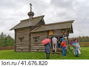Люди заходят в часовню во имя Святителя Николая Чудотворца. Деревня Гоморовичи Подпорожского района Ленинградской области (2023 год). Редакционное фото, фотограф Румянцева Наталия / Фотобанк Лори