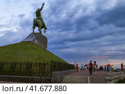 Жители и гости Уфы возле памятника Салавату Юлаеву (2023 год). Редакционное фото, фотограф Римма Тельнова / Фотобанк Лори