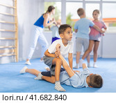 practice grabbing their opponent's arms. Стоковое фото, фотограф Яков Филимонов / Фотобанк Лори