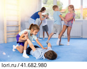 practice grabbing their opponent's arms. Стоковое фото, фотограф Яков Филимонов / Фотобанк Лори