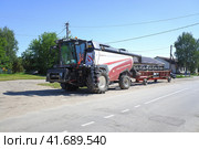 Gorlovo, Russia - August 16, 2023. Rostselmash combine harvester on the go. Sunny summer view. Российский зерноуборочный комбайн Ростсельмаш. Редакционное фото, фотограф Александр Кузнецов / Фотобанк Лори