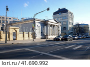 Moscow - February 25, 2022. Building of Ivan Turgenev house museum in Ostozhenka street, aka Dom Mumu or Mumu House. Sunny spring view. Дом Муму на Остоженке. Редакционное фото, фотограф Александр Кузнецов / Фотобанк Лори
