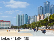 Haeundae beach landscape on a sunny day, Busan, South Korea (2018 год). Редакционное фото, фотограф EugeneSergeev / Фотобанк Лори