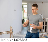 Teenage boy counting earned money for part-time work. Стоковое фото, фотограф Яков Филимонов / Фотобанк Лори