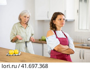 Aggrieved woman having quarrel with her elderly mother. Стоковое фото, фотограф Яков Филимонов / Фотобанк Лори
