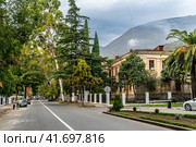 Проспект Ардзинба в городе Гагра, Абхазия (2023 год). Редакционное фото, фотограф Андрей Дегтярёв / Фотобанк Лори