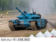 ALABINO, RUSSIA - AUGUST 19, 2022: T-72B3 tank in blue coloring on the tank biathlon track. War Games 2022. Редакционное фото, фотограф Виктор Карасев / Фотобанк Лори