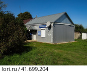 Maloarkhangelsk, Russia - August 20, 2019. Russian post office at the Maloarkhangelsk railway station. Sunny summer view. Здание сельской почты в поселке станции Малоархангельск, Орловская область. Редакционное фото, фотограф Александр Кузнецов / Фотобанк Лори