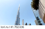 Bottom view of Burj Khalifa at blue sky, skyscrapers of Dubai city, UAE (2023 год). Стоковое видео, видеограф Aleksandr Golubev / Фотобанк Лори