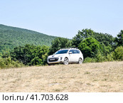 White crossover Peugeot 4007 on the hill. (2016 год). Редакционное фото, фотограф Леонид Еремейчук / Фотобанк Лори